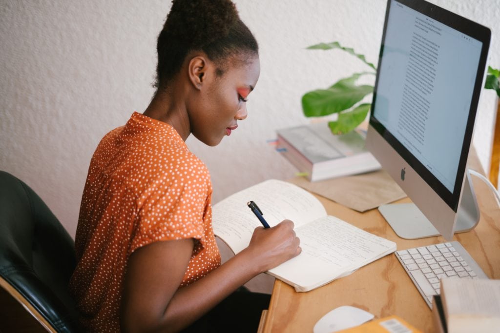 Women writting in a notebook. 